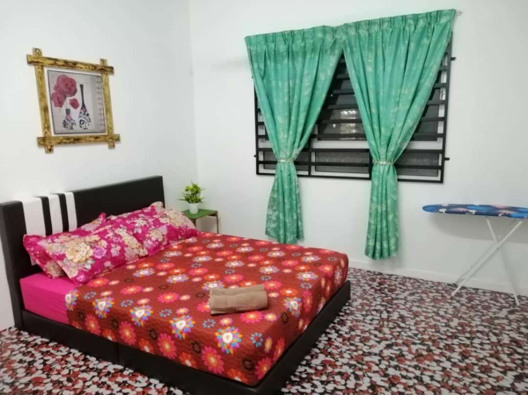 Homestay Camelia Kuala Terengganu Houses 3 Room 2 Bathroom - Near Batu Buruk Beach , Drawbridge, Pasar Payang, Ktcc Mall & Hospital Hsnz エクステリア 写真